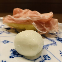 両忘 - ③ 揚げパン+24ケ月熟成パルマハム、水牛モッツァレラ
