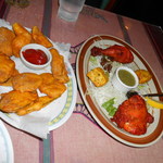 PANAS - タンドリーチキン(2P)とフィッシュティッカ(2P)のお皿(右)と、ミックスベジタブルパコダのお皿(左)