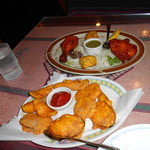 PANAS - タンドリーチキン(2P)とフィッシュティッカ(2P)のお皿(後方)と、ミックスベジタブルパコダのお皿
