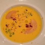 ル・ヴァンテール - オレンジの皮を摩り下ろしてあり、香りが広がる冷製スープ