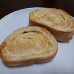 パン屋さん ねこのしっぽ - チーズフランス(380円)　断面&トースト後