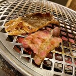 大衆炭火焼肉ジンギスカン ホルモン酒場 風土. - 軽く炙って