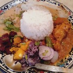 Indian canteen AMI - ノンベジカレー2種プレート1500円(左が大根・ラディッシュ・ケールのクーティー、右がチキンカレー)