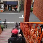 一条流がんこ総本家分家四谷荒木町 - 到着時は2階へ上がる階段の上段でした。既に30人以上の待ちです…(^^ゞ
