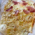 フレンチバル サン・ピエール - カマンベールチーズとハチミツのピザ