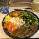 SPICECURRY KERAKU - チキンコルマカレー＋マトンフェンネルカレーのあいがけwithパクチー、スパイスゆで卵、キャベツの酢漬け、マンゴーラッシー