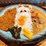 かるだもん - 豚のキーマカレーとグリーンカレーの2種あいがけ