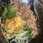 手打そば　稜庵 - ぶっかけの具は、ネギ、錦糸玉子、鰹節、かいわれ大根