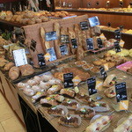 Kintarou Pan - 惣菜パンの中にバゲットやクローネが並んだセンターのパン棚