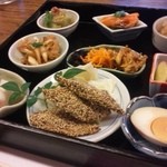 シーエスグリル - ¥2100ランチ 
            松花堂弁当みたいな感じで9種類おかずがあります。