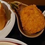 Home Bound - 野菜たっぷりのせ煮込みハンバーグ（パンorご飯）
                        　　　　　　飛騨牛コロッケ付き　1,580円　の飛騨牛コロッケ