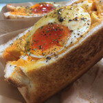 わ楽 - トーストしたパンに挟んであります。温かい。