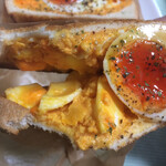 わ楽 - ひとかじりしてタマゴサンド断面