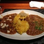 レオーネ - 南インドなチキンとチーズのカリーとキーマの合いがけ（¥1050）