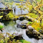 比良山荘 - ◎中庭の清水の池では鯉を養殖している。蔵はワイン貯蔵庫。