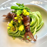 アコルドゥ - ④春の旨味と分解 ～奈良県は三輪素麺は手延べソーメンの素麺発祥の地。桜井市の老舗『三輪山本』のパスタ麺。蛍烏賊を載せてソースは旬の菜の花ピューレ状にしたもの。日本料理の雰囲気を漂わせている。