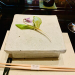 比良山荘 - ◎八寸の器にカタクリの花が添えてある。