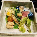 比良山荘 - ■八寸
      ☆鯉の子☆黄身味噌漬け☆本もろこ☆うどの木の芽和え☆猪肉のロースト☆鮎なれ寿司☆タラの芽の天ぷら☆こしあぶらの天ぷら☆こごみと菜の花のお浸し。