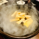 比良山荘 - ◎最初に京都塚原産の白子たけのこを鍋で煮ていく。