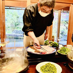 比良山荘 - ◎花山椒の月鍋を大将自ら作っていく。