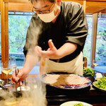 比良山荘 - ◎料理を作る伊藤さんと楽しい会話も弾む！