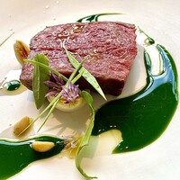 アコルドゥ - ⑥軽く燻した大和牛　若いユリ科のエッセンス ～低温で火入れした大和牛、鮮やかな深緑のソースはニラを使ったもの。今はユリ科の野菜が香りある時期なので牛肉の脂を断ち切るような若々しい辛みを感じる。