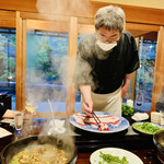 比良山荘 - ◎熊肉を絶妙な火入れでシャブシャブしていく。