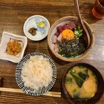 郷酒 - サラダは先に食べちゃったけど、金曜日限定 海鮮ばくだん月見納豆定食＠1100円