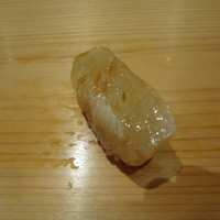 江戸前鮓 すし通 - ひらめの昆布締め