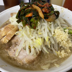 ラーメン二郎 - 大ぶた（930円）＋ニラキムチ（80円）、ニンニクコール