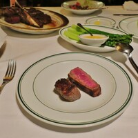 ウルフギャング・ステーキハウス 丸の内店 - 取り分けステーキ