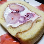 ハッピーベリー - いちごとベリーのミルキーロールには練乳が小さな器に別添えされてました。