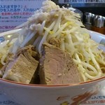 らー麺 シャカリキ - 麺すくなめ、ニンニク有り