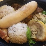 NICE TO MEAT YOU.KODAMA - カレー弁当 金曜日はこれが600円！普段は780円くらいのようです。ソーセージボリュームたっぷり肉々しいカレーです。