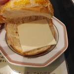 香港 贊記茶餐廳  - 厚切りバターが挟まってます