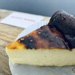 ピッコロモンド - 【2021年５月２日】焼き目が最高にいい『バスクチーズケーキ』。