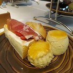 神戸北野ホテル - 2段目、スコーン2個、プチサンド、イチゴと生ハムのバターパン