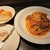 ラ カンティーナ シュウ - ツナと水菜のスパゲッティートマトソース、こんがりトーストされたバゲットに懐かしいマーガリン付き