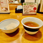 Tonkatsu Katsuju - ◎お茶と大根の漬物。