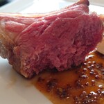 ベルエキップ - お肉メイン　骨付き子羊の3時間ロティ
      かぶりついてるので見た目が悪いのご容赦ください。
      これ旨いよぉ！
      これでこのお店のスタンダードなんて！