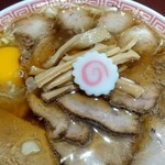 中華そば えもと - チャーシュー麺に生玉子アップ