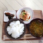 Purachina Shokudou - 日替わり定食のご飯、味噌汁、冷奴、椎茸と昆布の佃煮。