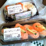 美登利 - 大好きなサーモンのお寿司を購入。