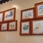 アローイ･アロイ - タイの風景や建物を描いた絵が展示されています。