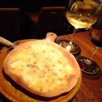 Wine Bar base - (≧∪≦●)４種類チーズのピザ：1200円もカリカリと大人チーズ味♫('12.10月より)
