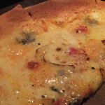 Base - (≧∪≦●)４種類チーズのピザ：1200円もカリカリと大人チーズ味♫('12.10月より)