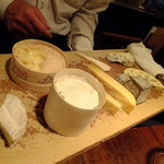 Wine Bar base - (p≧v≦q)チーズ(各1カット)マスターがチーズの説明して下さるの♫('12.10月より)