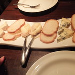 Wine Bar base - (p≧v≦q)チーズ(各1カット)：300円('12.10月より)
