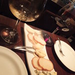 Wine Bar base - (p≧v≦q)チーズ(各1カット)：300円('12.10月より)