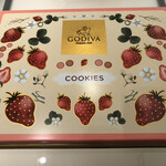 GODIVA - あまおう苺のクッキー
            缶が可愛い♡